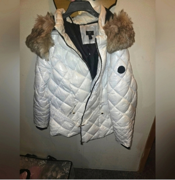 River Island Plus padded puffer jacket with faux fur hood in whit - Picture 3 of 5